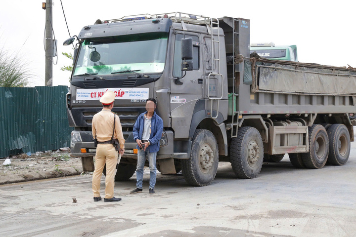 Phạt 3 t&agrave;i xế &ocirc; t&ocirc; tải l&agrave;m rơi v&atilde;i b&ugrave;n đất khiến người đi xe m&aacute;y trượt ng&atilde;- Ảnh 3.