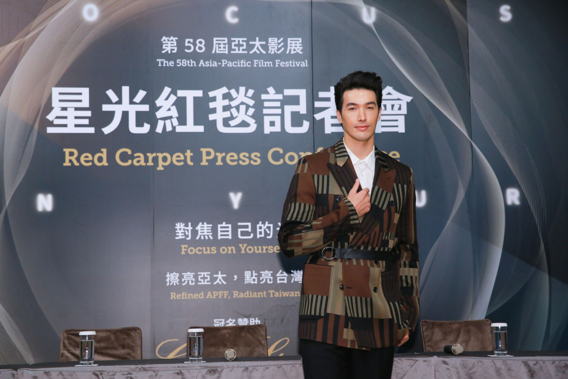 &ldquo;Hồng h&agrave;i nhi&rdquo; ra y&ecirc;u s&aacute;ch với nữ ca sĩ gi&agrave;u nhất showbiz để kết h&ocirc;n, netizen nghe m&agrave; mắc cỡ gi&ugrave;m- Ảnh 5.