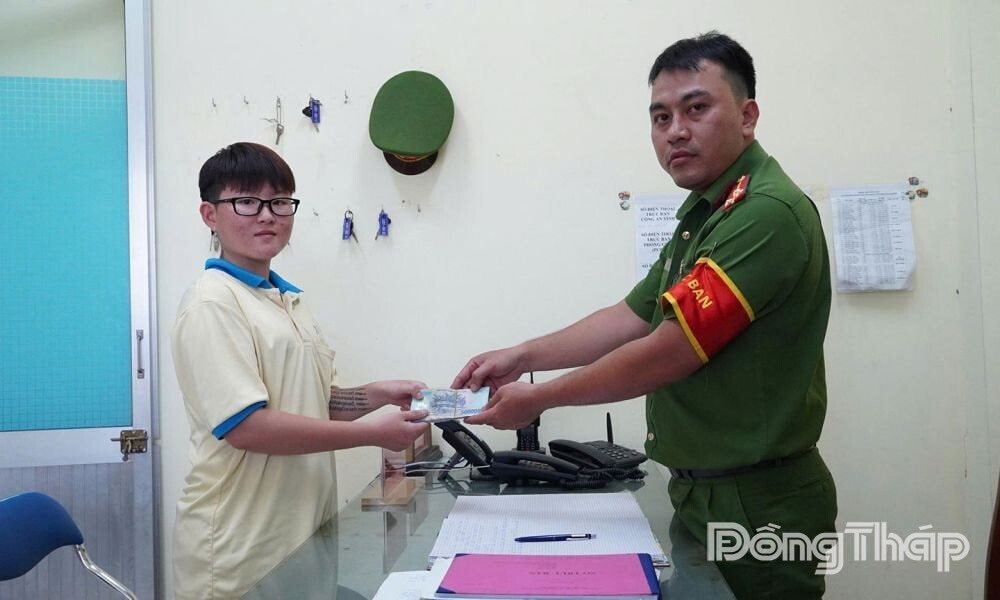 Nhận 30 triệu đồng chuyển khoản nhầm, thanh ni&ecirc;n SN 2007 đến ng&acirc;n h&agrave;ng r&uacute;t sạch tiền: C&ocirc;ng an c&oacute; mặt l&agrave;m việc trực tiếp- Ảnh 1.