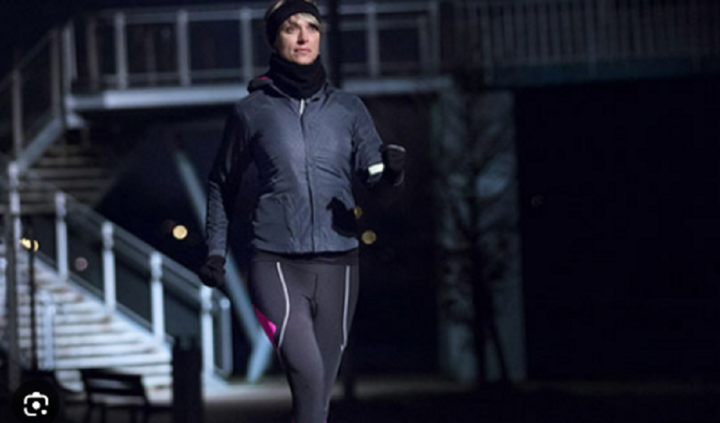 Chạy 30 ph&uacute;t buổi s&aacute;ng hay đi bộ 60 ph&uacute;t buổi tối tốt cho sức khoẻ hơn?- Ảnh 3.