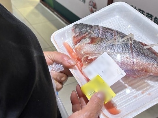 Sau 8h tối, si&ecirc;u thị l&agrave; thi&ecirc;n đường: &ldquo;Kh&ocirc;ng phải ban ng&agrave;y kh&ocirc;ng mua nổi, m&agrave; ban đ&ecirc;m mới thật sự đ&aacute;ng tiền&rdquo;- Ảnh 2.