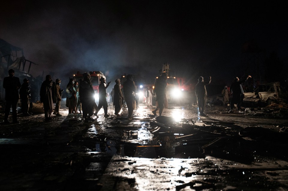 Hiện trường hoang t&agrave;n sau trận kh&ocirc;ng k&iacute;ch v&agrave;o bệnh viện tại thủ đ&ocirc; của Afghanistan khiến 400 người thiệt mạng, tiếng g&agrave;o th&eacute;t tuyệt vọng dưới đống đổ n&aacute;t- Ảnh 3.