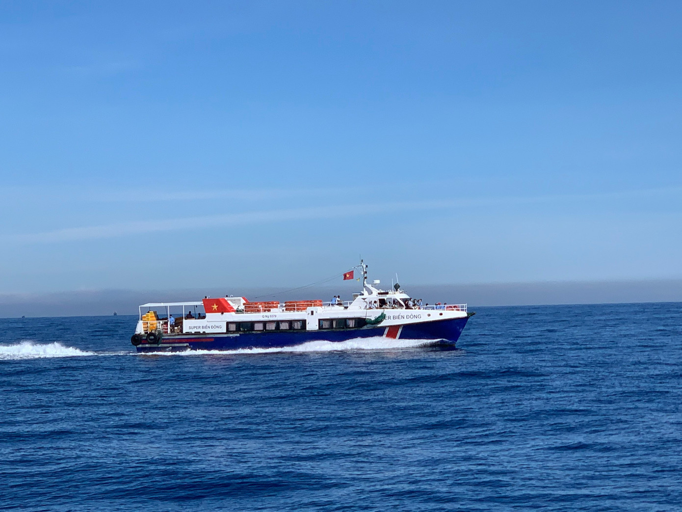 V&eacute; t&agrave;u si&ecirc;u tốc ra L&yacute; Sơn tăng gi&aacute;, lo du lịch ảnh hưởng- Ảnh 2.