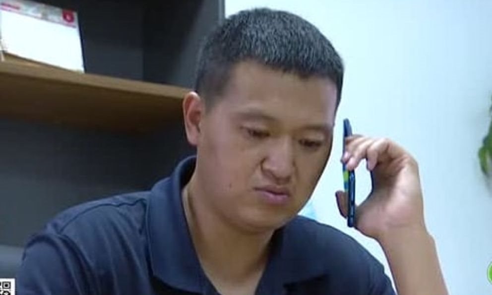 Sau khi chuyển khoản th&agrave;nh c&ocirc;ng 755 triệu đồng gi&uacute;p l&atilde;nh đạo, người đ&agrave;n &ocirc;ng kiểm tra t&agrave;i khoản rồi vội b&aacute;o c&ocirc;ng an- Ảnh 1.