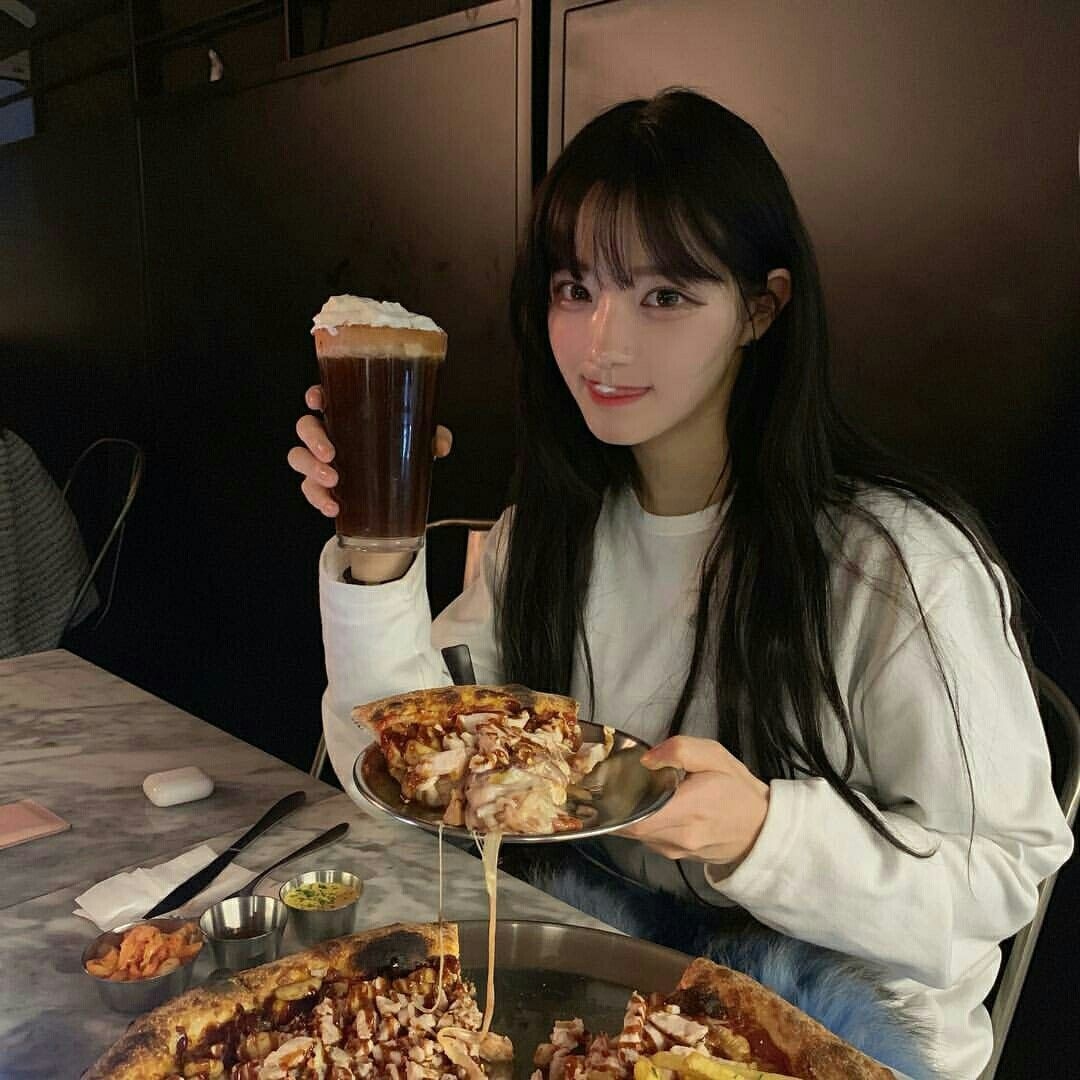 Tan tiệc, kh&aacute;ch mời n&oacute;i &ldquo;H&ocirc;m nay l&agrave;m bạn tốn k&eacute;m rồi&rdquo;: Người vụng về đ&aacute;p &ldquo;Kh&ocirc;ng đ&aacute;ng bao nhi&ecirc;u&rdquo;, người EQ d&ugrave;ng 3 c&acirc;u n&agrave;y- Ảnh 1.