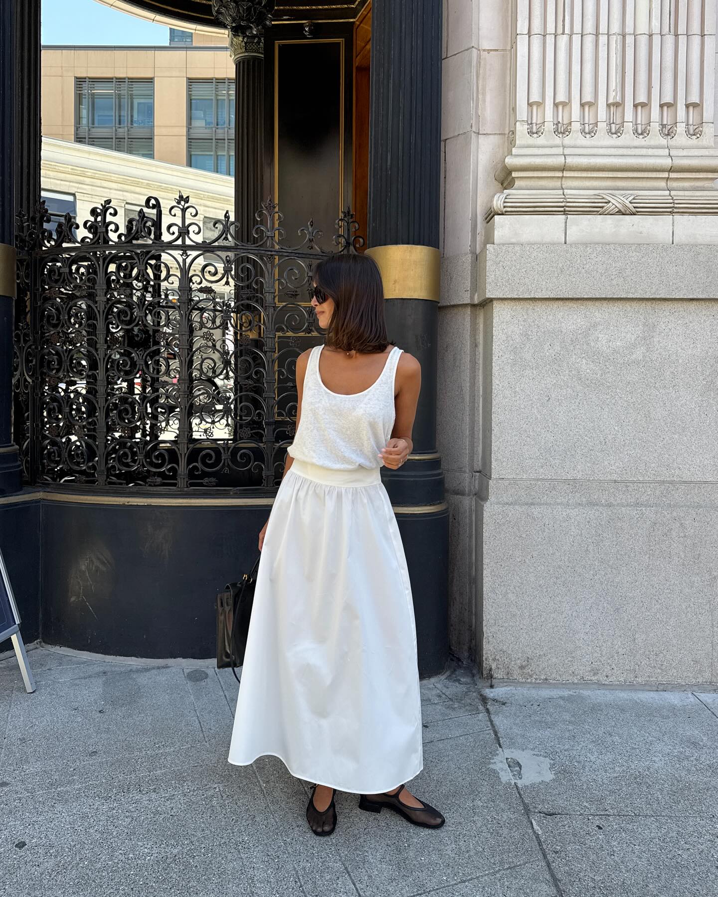 Phụ nữ Ph&aacute;p x&acirc;y dựng tủ đồ tối giản m&ugrave;a h&egrave; với 5 m&oacute;n thời trang cơ bản- Ảnh 8.