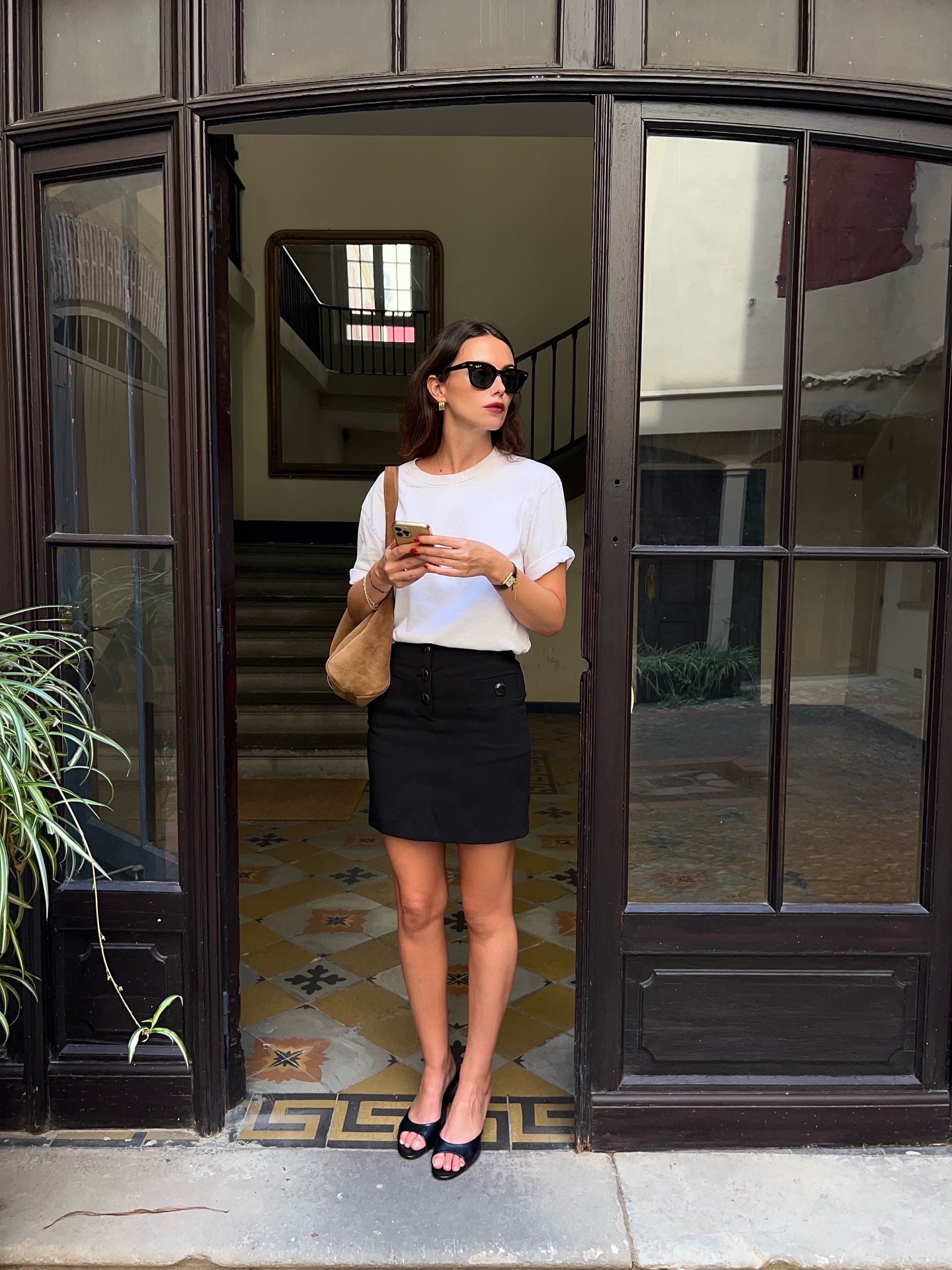 Phụ nữ Ph&aacute;p x&acirc;y dựng tủ đồ tối giản m&ugrave;a h&egrave; với 5 m&oacute;n thời trang cơ bản- Ảnh 6.