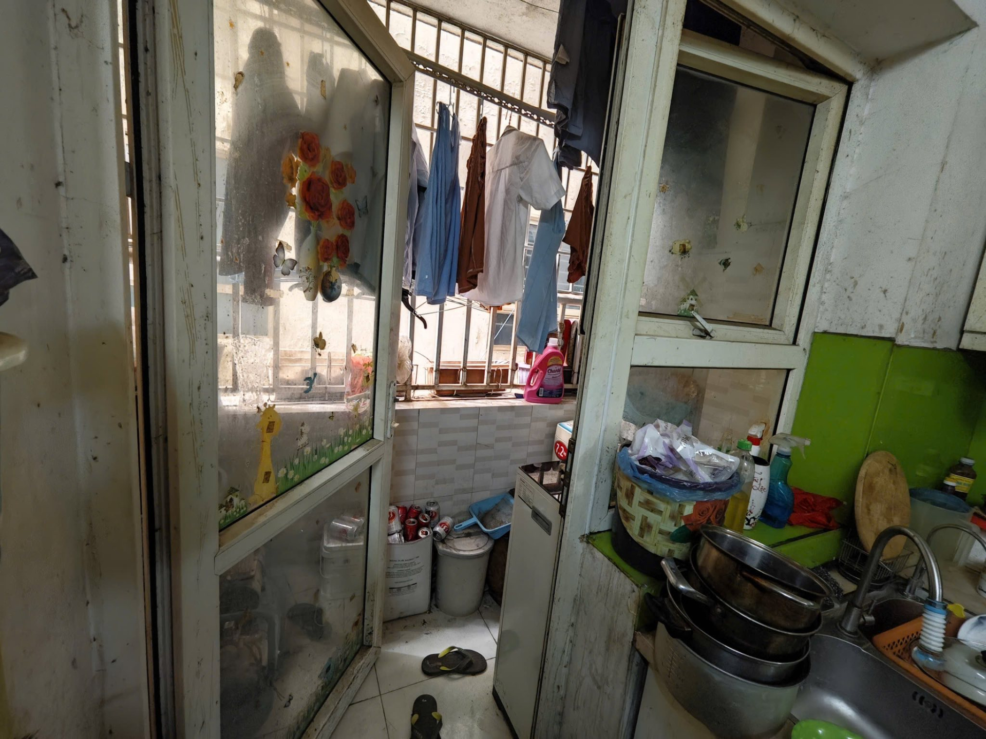 Rao b&aacute;n căn hộ 58m&sup2; gi&aacute; 3 tỷ nhưng tường ẩm thấp, mốc meo ở HH Linh Đ&agrave;m: Cận cảnh b&ecirc;n trong khiến nhiều người cho&aacute;ng v&aacute;ng- Ảnh 4.