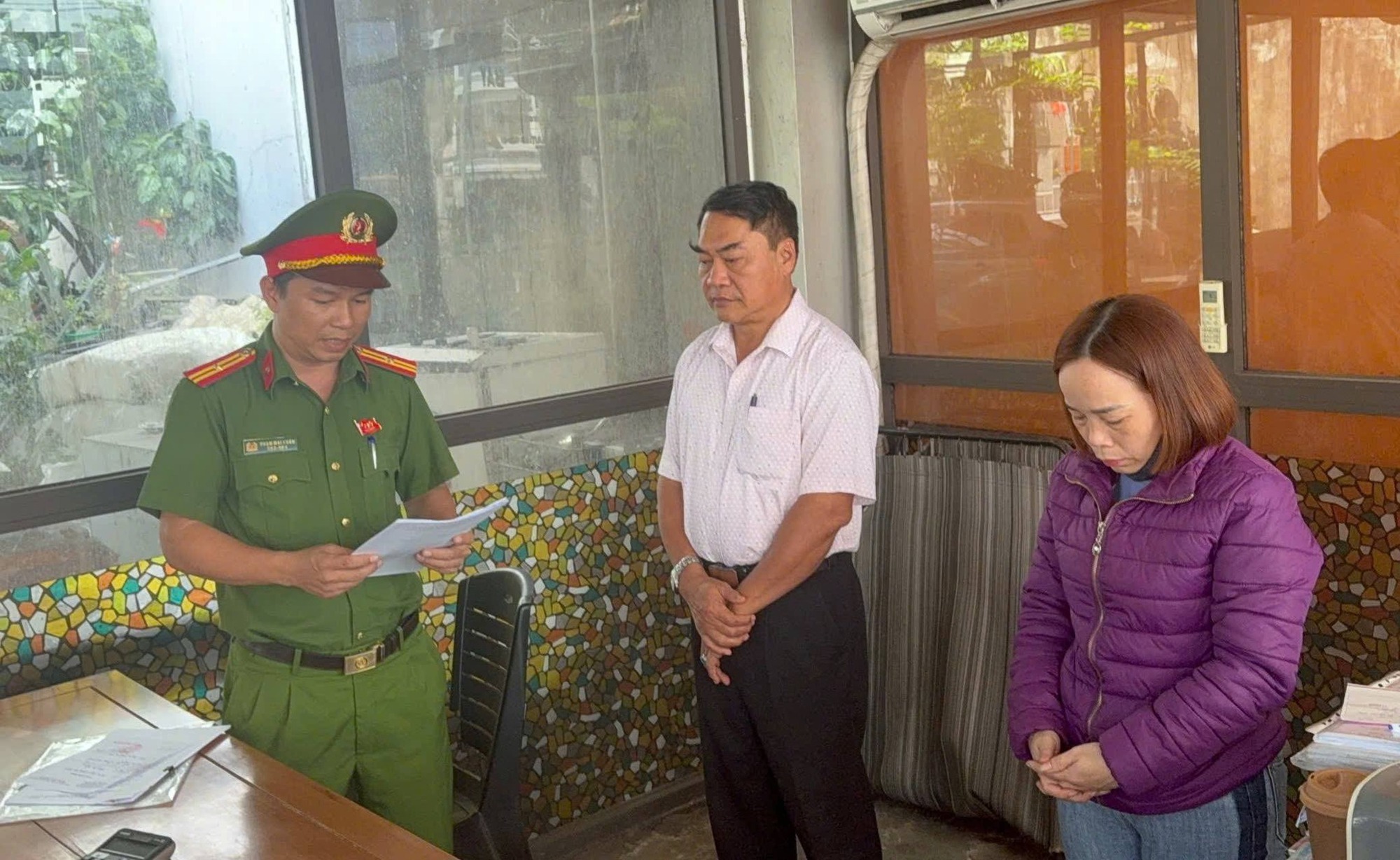 Thi h&agrave;nh lệnh bắt tạm giam Gi&aacute;m đốc Hợp t&aacute;c x&atilde; Vũ Thị Quỳnh Hương 68 tuổi- Ảnh 1.