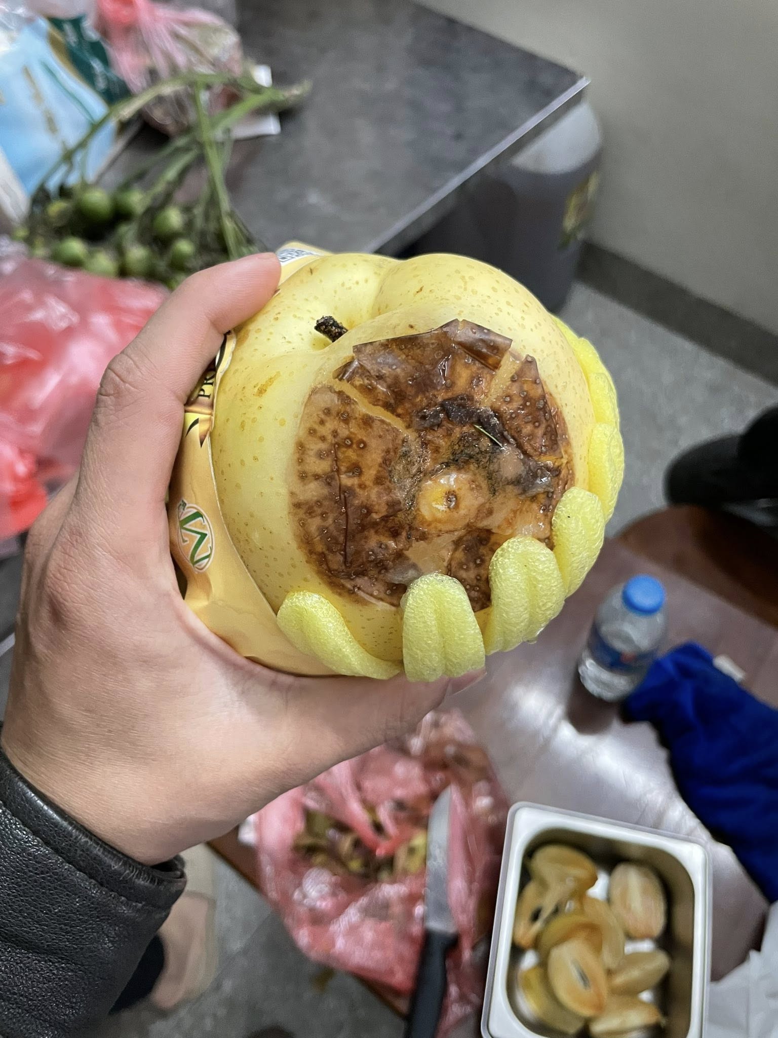 Đặt tr&aacute;p cưới 11,5 triệu nhưng nhận về to&agrave;n hoả quả thối rữa, ch&uacute; rể phải xin lỗi bố mẹ vợ: Ph&iacute;a dịch vụ n&oacute;i g&igrave;?- Ảnh 5.