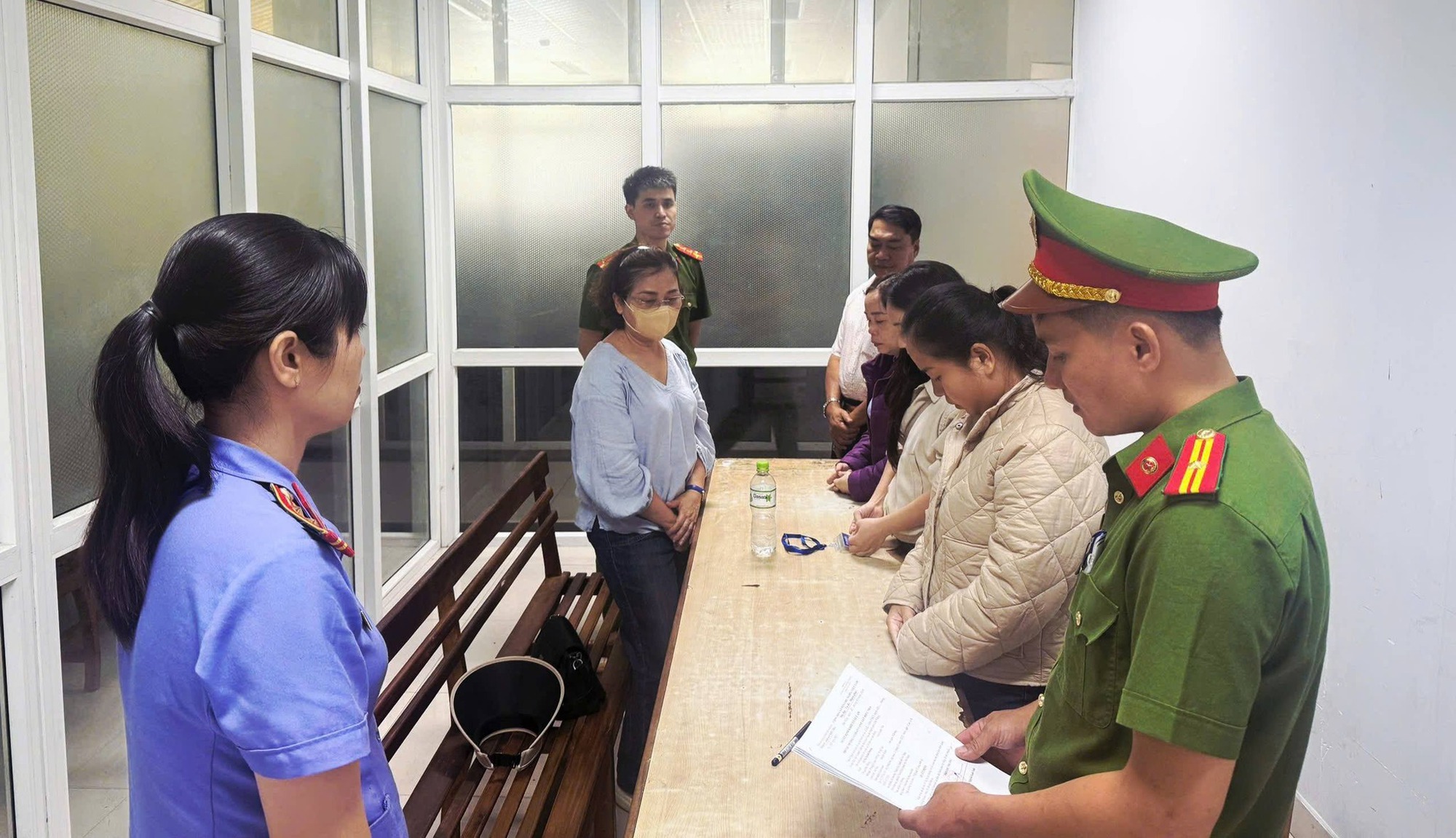 Thi h&agrave;nh lệnh bắt tạm giam Gi&aacute;m đốc Hợp t&aacute;c x&atilde; Vũ Thị Quỳnh Hương 68 tuổi- Ảnh 2.