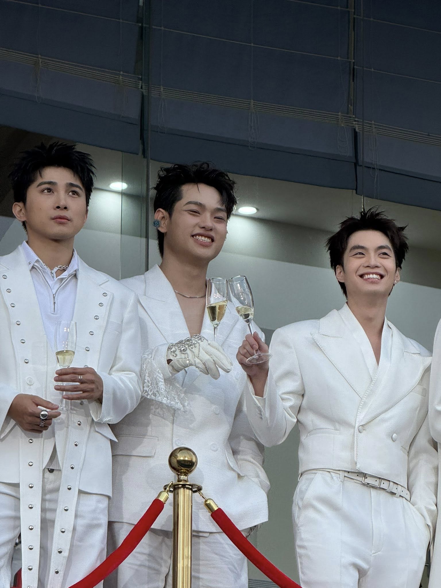 Anh trai diễn 1 đ&ecirc;m concert m&agrave; gặp sự cố 3 lần, khoảnh khắc t&eacute; ng&atilde; ai nh&igrave;n cũng hoảng- Ảnh 5.