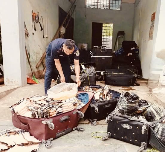 Đột xuất kiểm tra: Cơ quan chức năng thu giữ hơn 1 tấn thực phẩm "quen thuộc" với người Việt nghi nhập lậu từ Trung Quốc- Ảnh 1.