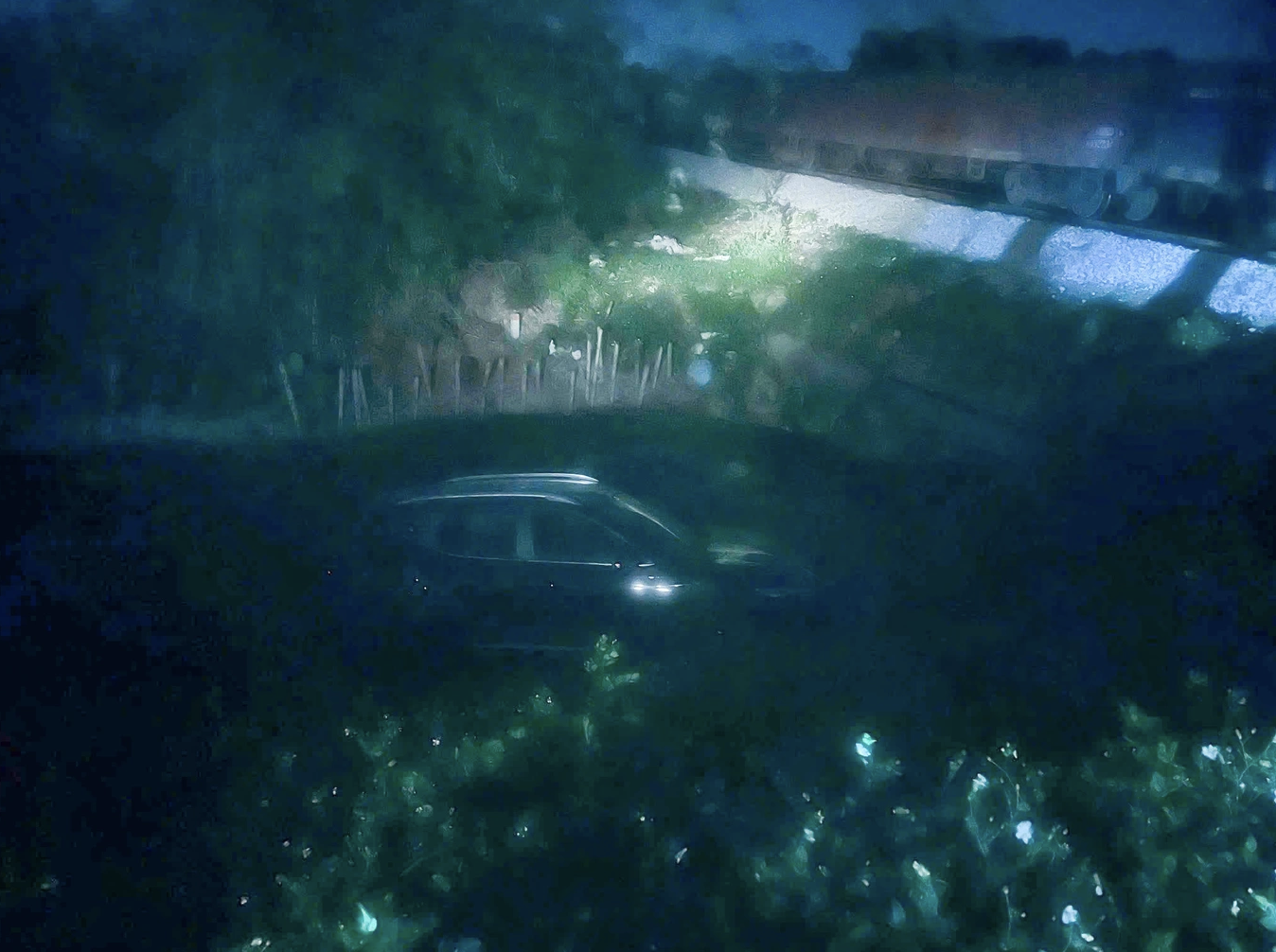 Băng qua đường sắt, xe &ocirc; t&ocirc; bị t&agrave;u hỏa t&ocirc;ng văng xuống mương nước- Ảnh 1.