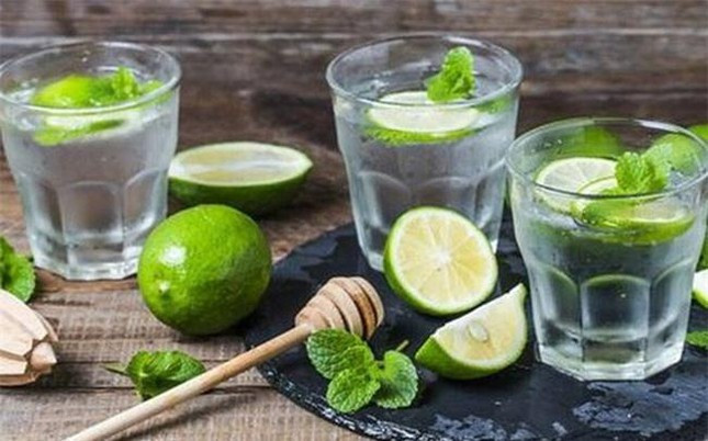 Nước chanh c&oacute; gi&uacute;p giảm axit uric kh&ocirc;ng? BS Bệnh viện Bạch Mai giải đ&aacute;p