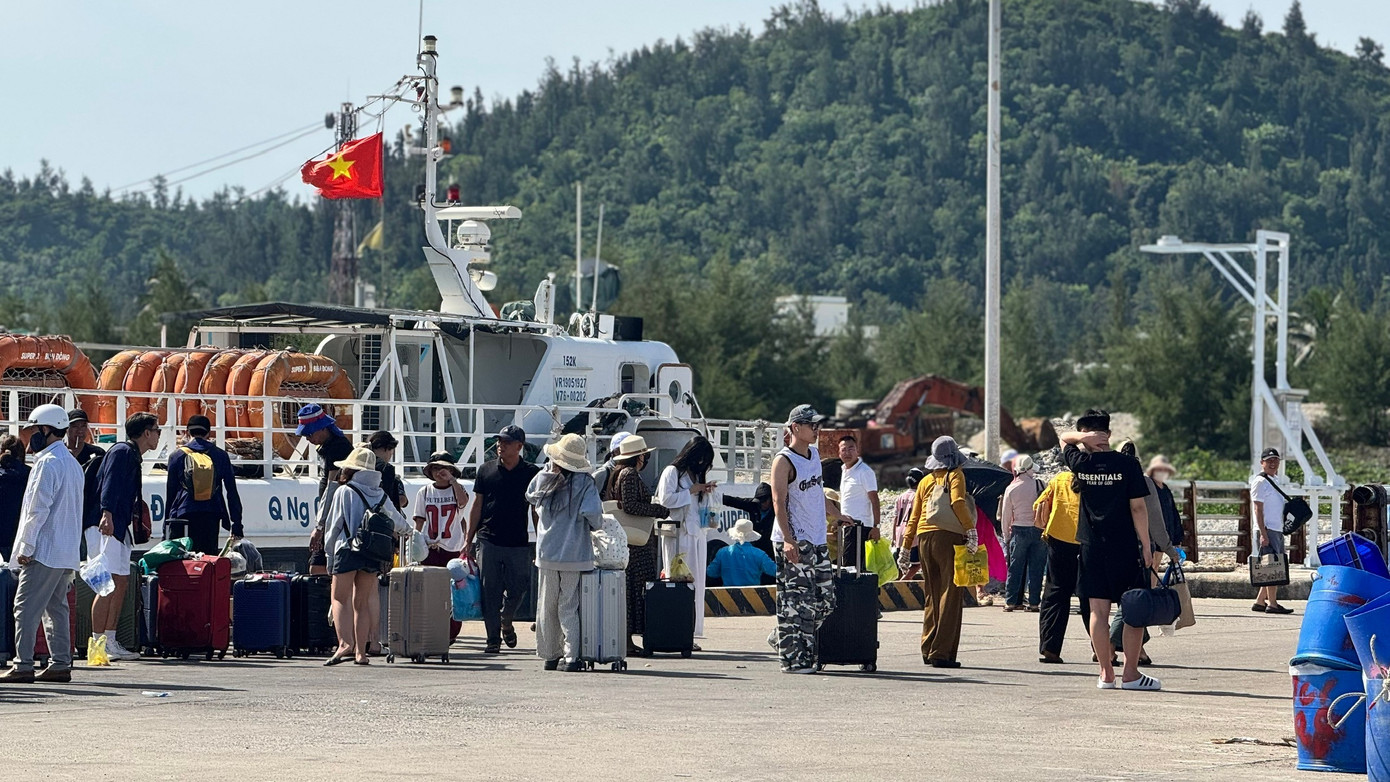 V&eacute; t&agrave;u si&ecirc;u tốc ra L&yacute; Sơn tăng gi&aacute;, lo du lịch ảnh hưởng- Ảnh 3.