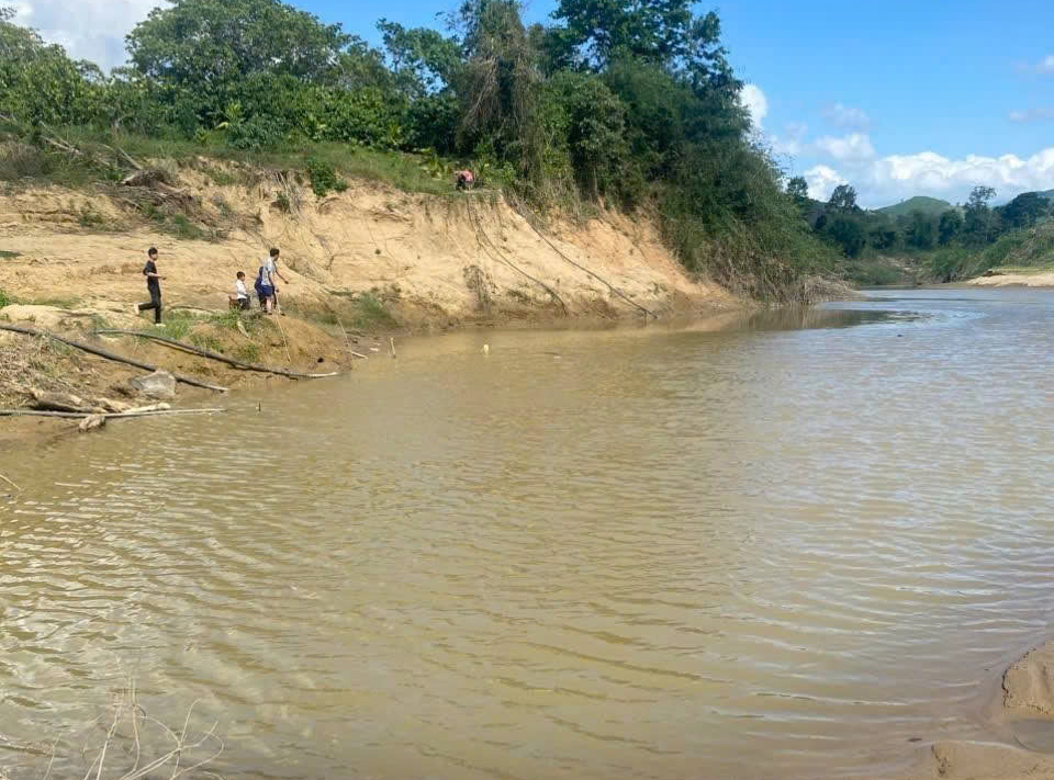 Kh&ocirc;ng cứu được bạn đuối nước, nh&oacute;m học sinh quay về b&aacute;o với thầy c&ocirc;- Ảnh 1.