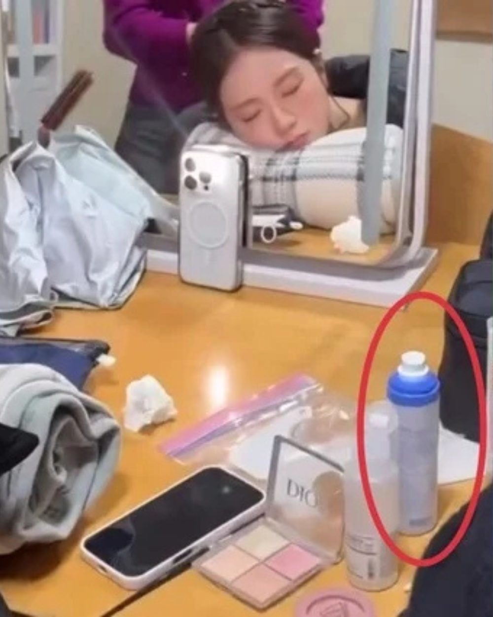 "C&ocirc;ng ch&uacute;a Dior" d&ugrave;ng 1 m&oacute;n mỹ phẩm b&igrave;nh d&acirc;n, fan mừng rơi nước mắt: Gi&aacute; rẻ, mua dễ ợt- Ảnh 4.