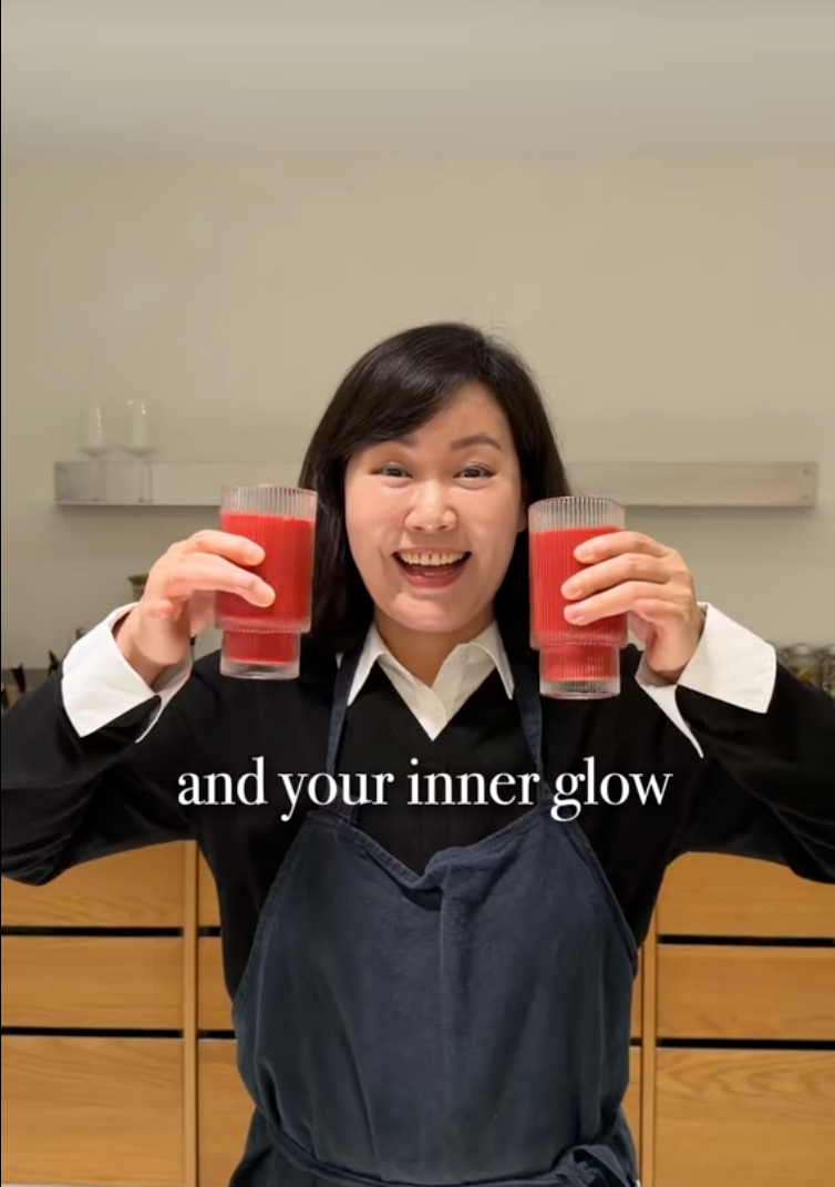 Phụ nữ H&agrave;n 63 tuổi tiết lộ b&iacute; quyết dưỡng da cho con g&aacute;i: Uống cốc nước m&agrave;u đỏ mỗi tuần để da hồng h&agrave;o, chậm l&atilde;o h&oacute;a- Ảnh 4.