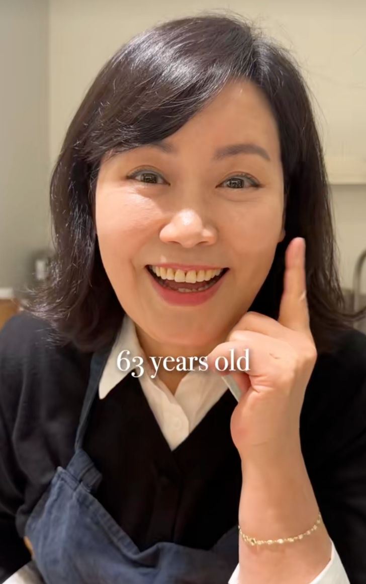 Phụ nữ H&agrave;n 63 tuổi tiết lộ b&iacute; quyết dưỡng da cho con g&aacute;i: Uống cốc nước m&agrave;u đỏ mỗi tuần để da hồng h&agrave;o, chậm l&atilde;o h&oacute;a- Ảnh 2.