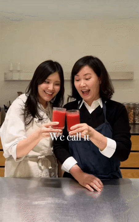 Phụ nữ H&agrave;n 63 tuổi tiết lộ b&iacute; quyết dưỡng da cho con g&aacute;i: Uống cốc nước m&agrave;u đỏ mỗi tuần để da hồng h&agrave;o, chậm l&atilde;o h&oacute;a- Ảnh 9.