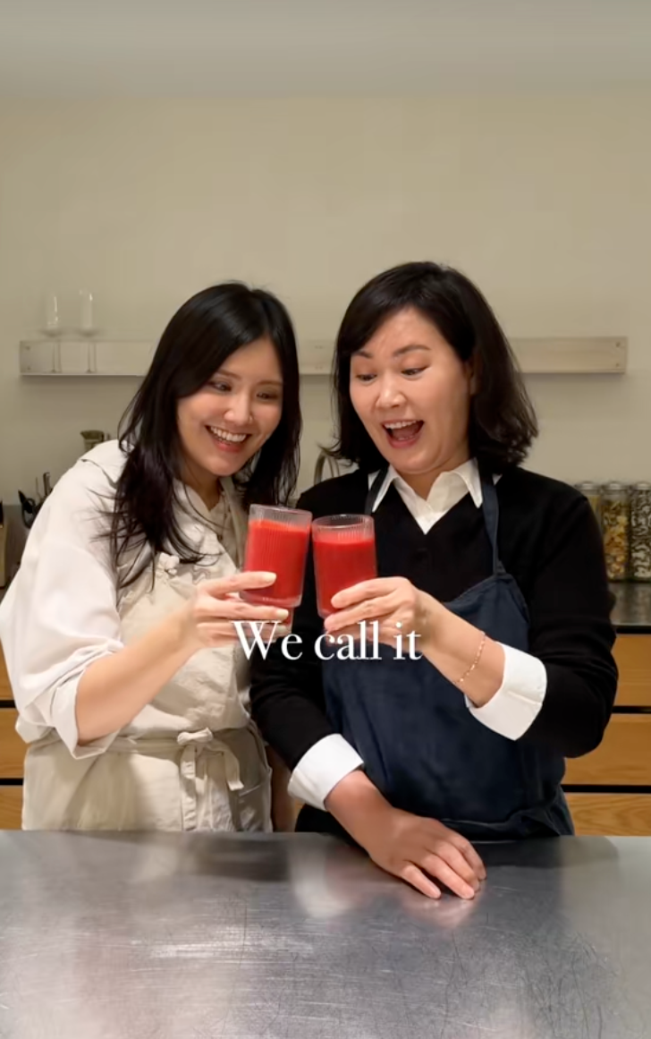 Phụ nữ H&agrave;n 63 tuổi tiết lộ b&iacute; quyết dưỡng da cho con g&aacute;i: Uống cốc nước m&agrave;u đỏ mỗi tuần để da hồng h&agrave;o, chậm l&atilde;o h&oacute;a- Ảnh 3.