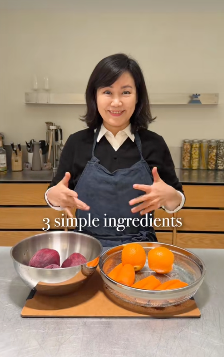 Phụ nữ H&agrave;n 63 tuổi tiết lộ b&iacute; quyết dưỡng da cho con g&aacute;i: Uống cốc nước m&agrave;u đỏ mỗi tuần để da hồng h&agrave;o, chậm l&atilde;o h&oacute;a- Ảnh 5.