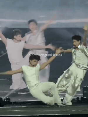 Anh trai diễn 1 đ&ecirc;m concert m&agrave; gặp sự cố 3 lần, khoảnh khắc t&eacute; ng&atilde; ai nh&igrave;n cũng hoảng- Ảnh 1.