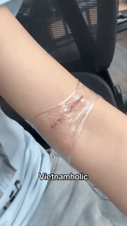 Kh&aacute;ch Th&aacute;i bật kh&oacute;c nức nở giữa Đ&agrave; Nẵng: "Họ chăm t&ocirc;i như con đẻ, t&ocirc;i xăm lu&ocirc;n hai chữ Việt Nam l&ecirc;n tay&rdquo;- Ảnh 3.