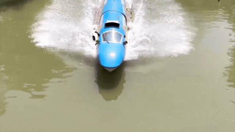 Ph&aacute;t hiện L&ecirc; Tuấn Khang thứ 2 tại An Giang, mang hẳn "m&aacute;y bay Boeing" xuống s&ocirc;ng lướt phăng phăng- Ảnh 6.