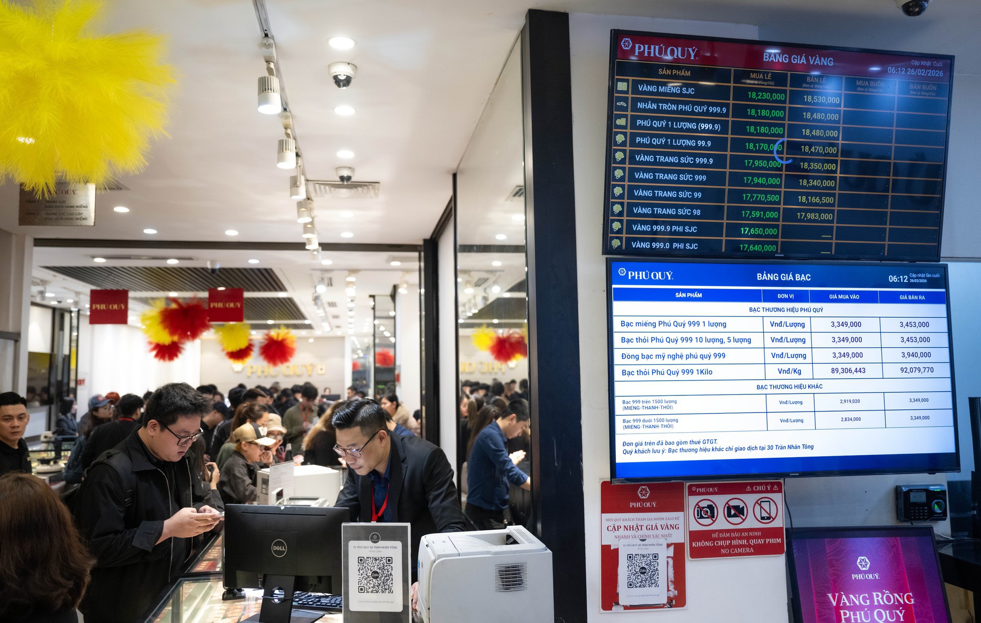 [CLIP] Con đường gần 1km ở H&agrave; Nội c&oacute; cả chục tiệm v&agrave;ng: B&ecirc;n xếp h&agrave;ng dằng dặc - b&ecirc;n lại vắng tanh, v&igrave; sao?- Ảnh 9.