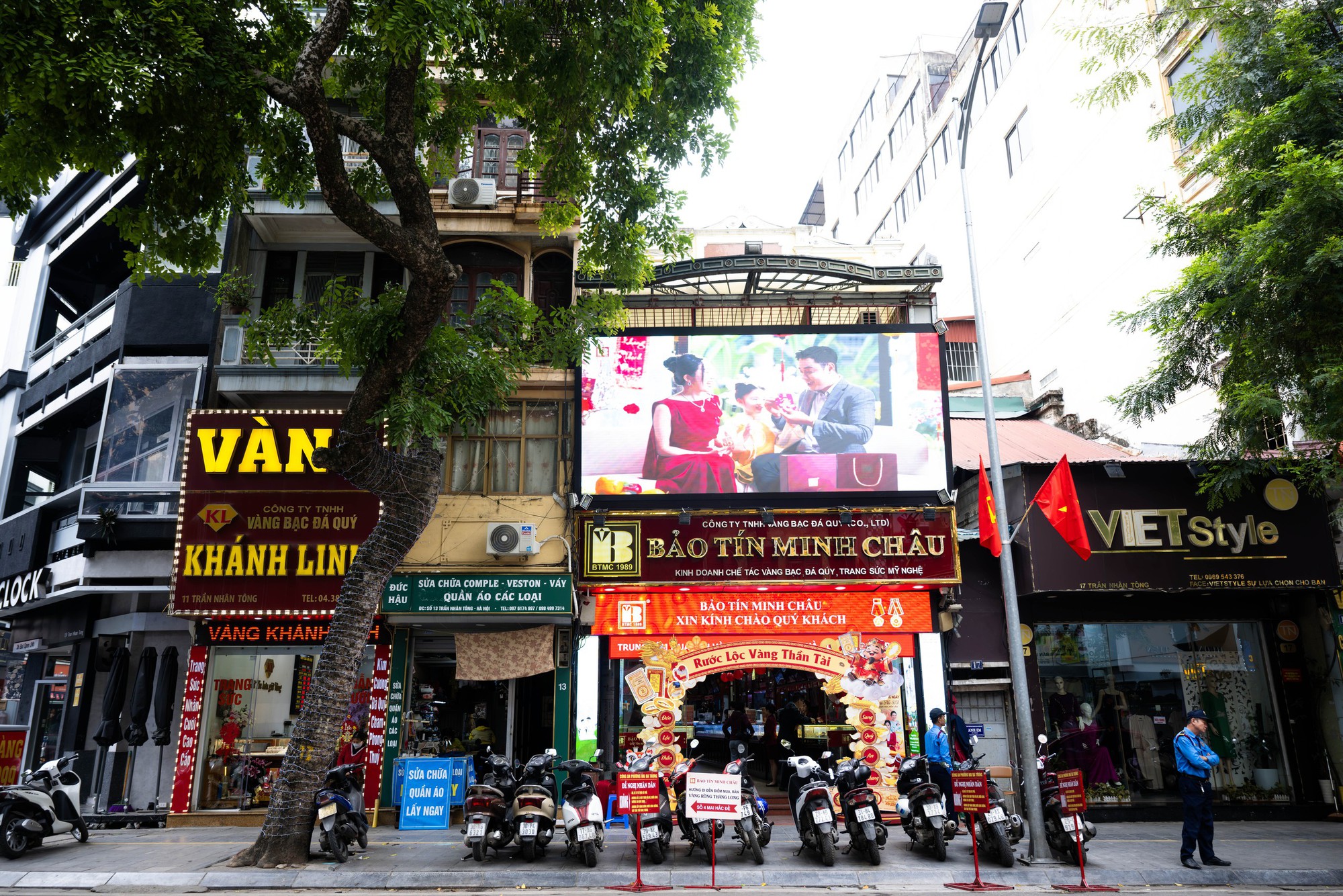 [CLIP] Con đường gần 1km ở H&agrave; Nội c&oacute; cả chục tiệm v&agrave;ng: B&ecirc;n xếp h&agrave;ng dằng dặc - b&ecirc;n lại vắng tanh, v&igrave; sao?- Ảnh 3.