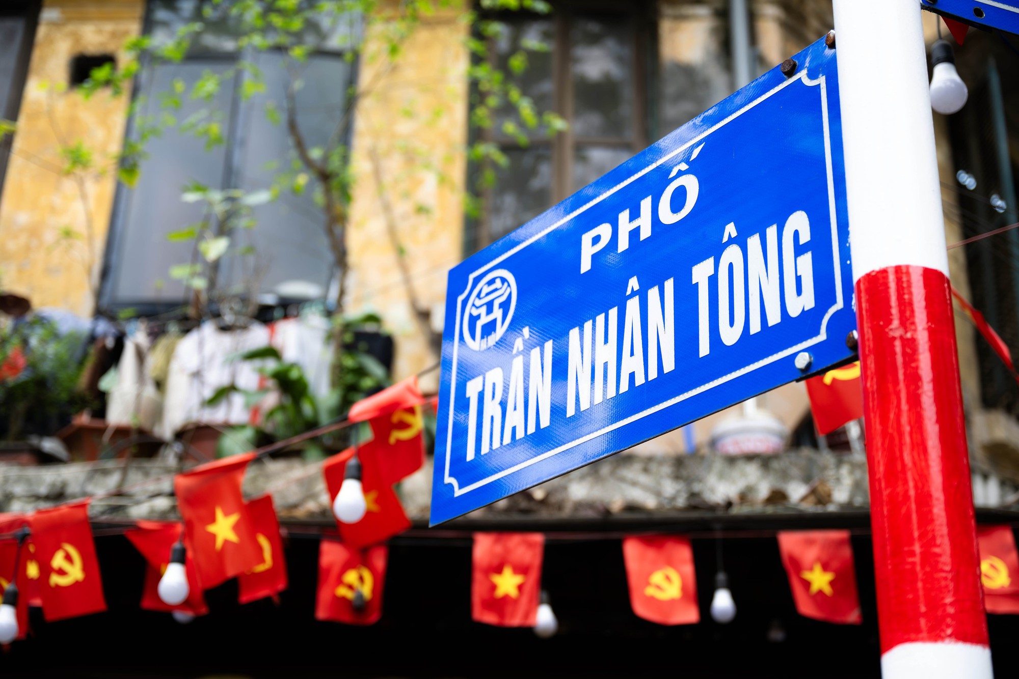 [CLIP] Con đường gần 1km ở H&agrave; Nội c&oacute; cả chục tiệm v&agrave;ng: B&ecirc;n xếp h&agrave;ng dằng dặc - b&ecirc;n lại vắng tanh, v&igrave; sao?- Ảnh 1.