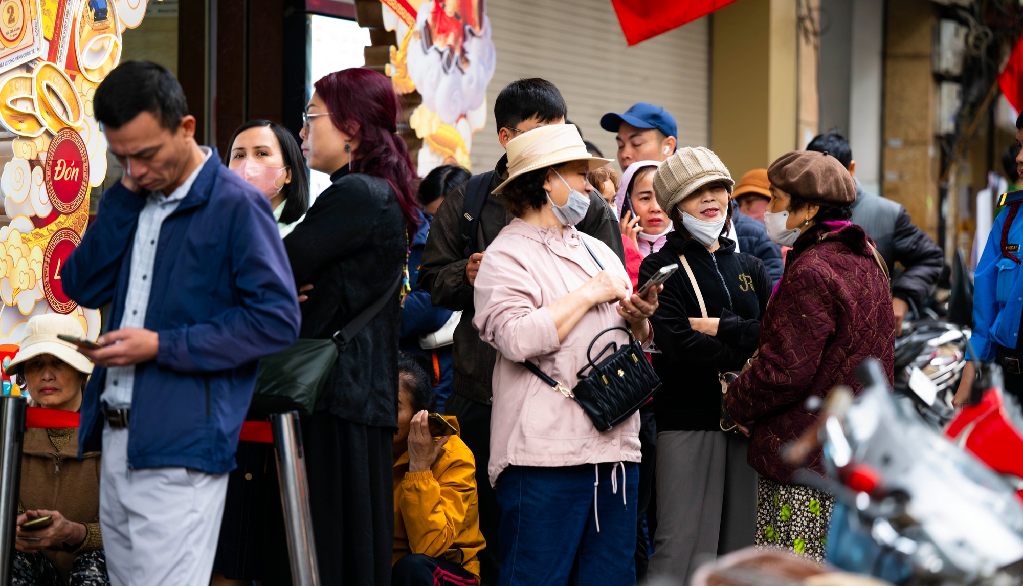 [CLIP] Con đường gần 1km ở H&agrave; Nội c&oacute; cả chục tiệm v&agrave;ng: B&ecirc;n xếp h&agrave;ng dằng dặc - b&ecirc;n lại vắng tanh, v&igrave; sao?- Ảnh 7.