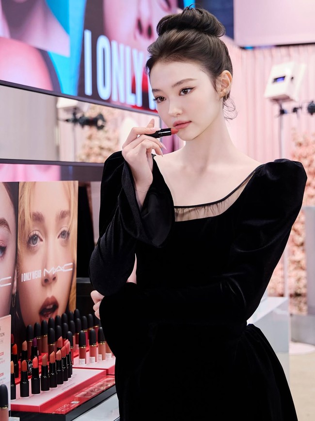 Nhan sắc sau 16 năm của "b&eacute; g&aacute;i đẹp nhất thế giới" g&acirc;y b&atilde;o to&agrave;n cầu- Ảnh 16.