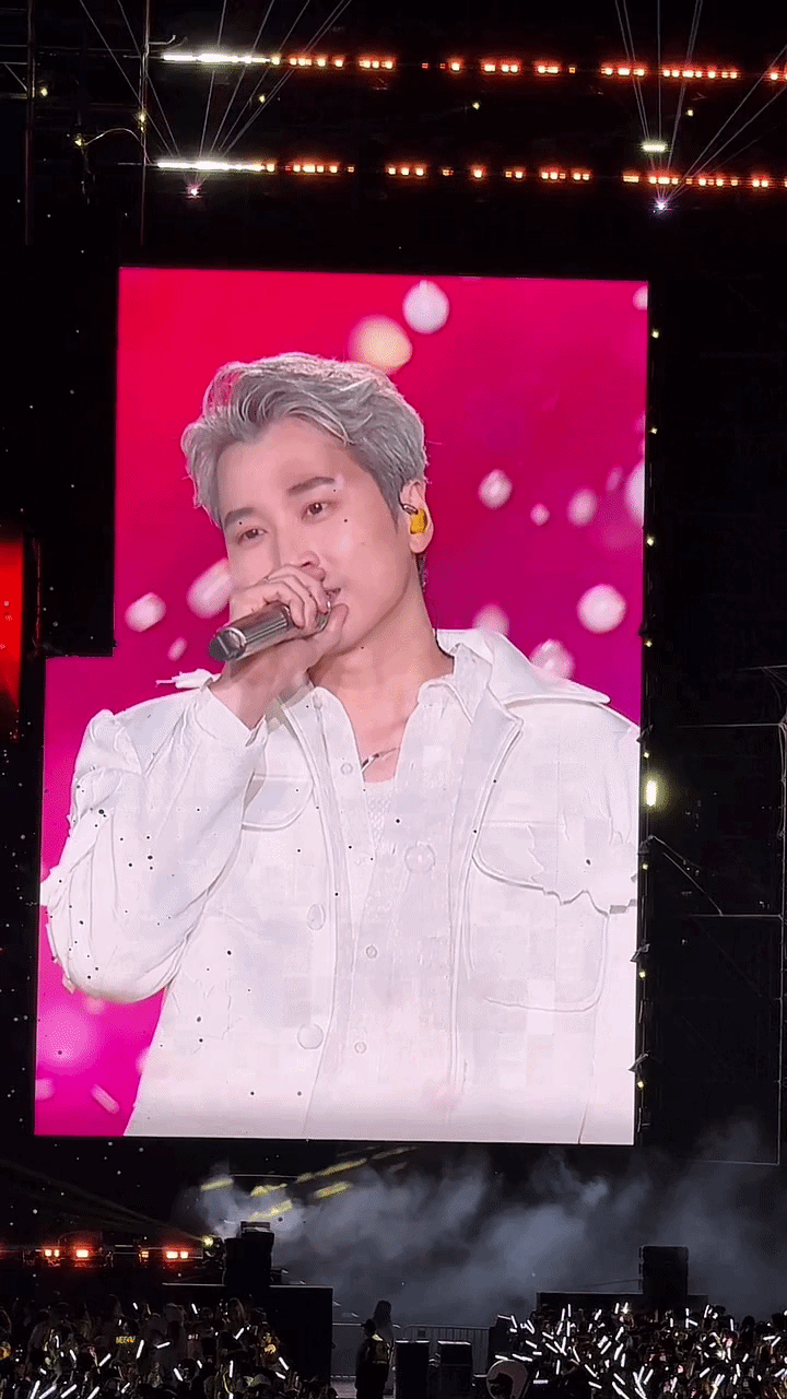 Karik nhảy cực sung hậu phẫu thuật d&acirc;y chằng, đến cuối concert đi tập tễnh tr&ecirc;n s&acirc;n khấu- Ảnh 4.