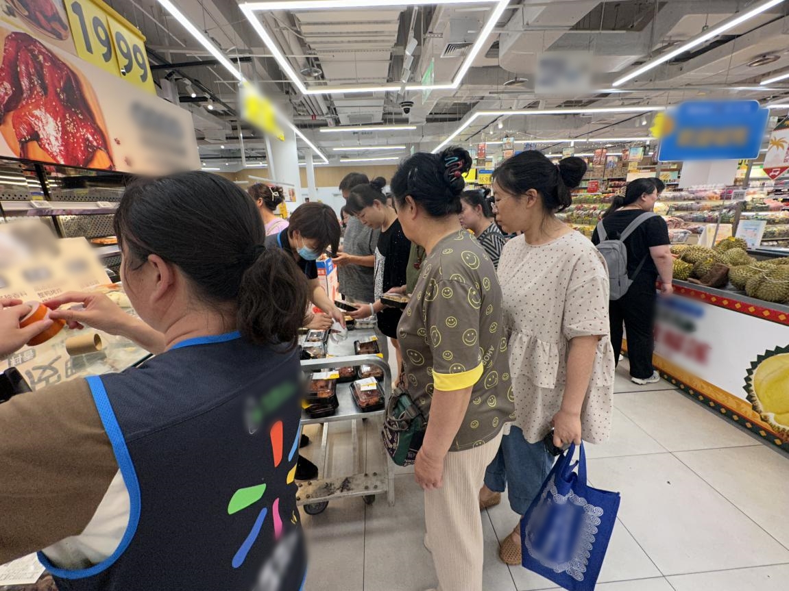 Sau 8h tối, si&ecirc;u thị l&agrave; thi&ecirc;n đường: &ldquo;Kh&ocirc;ng phải ban ng&agrave;y kh&ocirc;ng mua nổi, m&agrave; ban đ&ecirc;m mới thật sự đ&aacute;ng tiền&rdquo;- Ảnh 4.