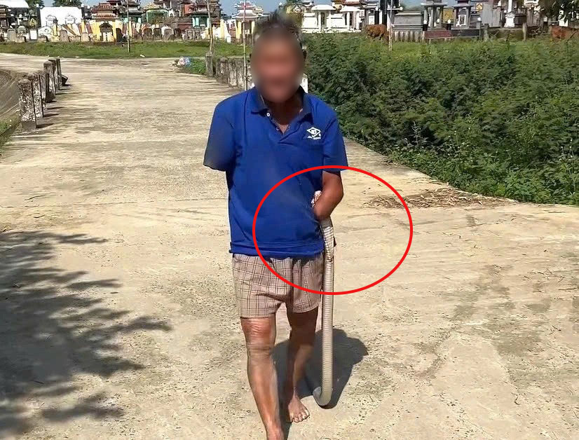 Vụ cụ &ocirc;ng cụt 2 tay kẹp con rắn mang về nh&agrave;: Gia đ&igrave;nh l&ecirc;n tiếng về số tiền được hỗ trợ- Ảnh 1.