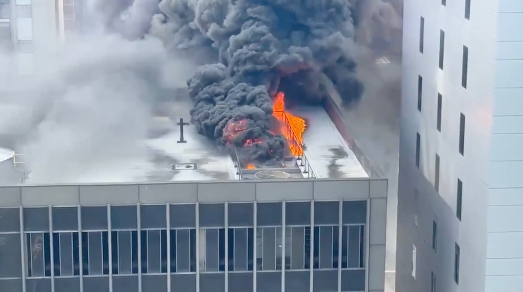 N&Oacute;NG: To&agrave; nh&agrave; trung t&acirc;m New York bốc ch&aacute;y ng&ugrave;n ngụt- Ảnh 2.