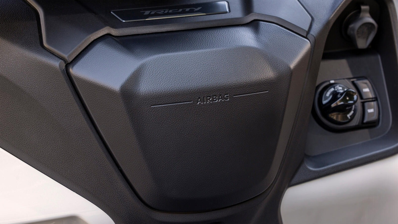 Yamaha tr&igrave;nh l&agrave;ng xe m&aacute;y 3 b&aacute;nh c&oacute; t&uacute;i kh&iacute;- Ảnh 2.