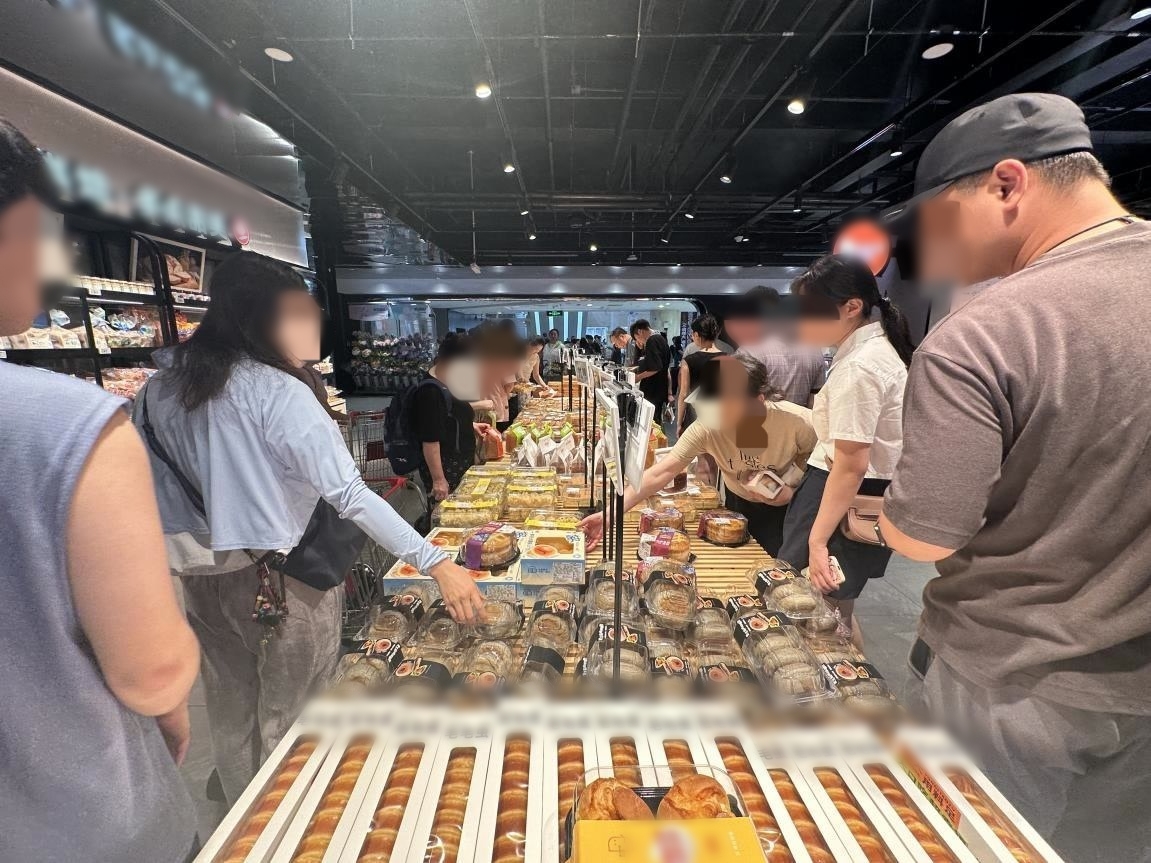 Sau 8h tối, si&ecirc;u thị l&agrave; thi&ecirc;n đường: &ldquo;Kh&ocirc;ng phải ban ng&agrave;y kh&ocirc;ng mua nổi, m&agrave; ban đ&ecirc;m mới thật sự đ&aacute;ng tiền&rdquo;- Ảnh 1.