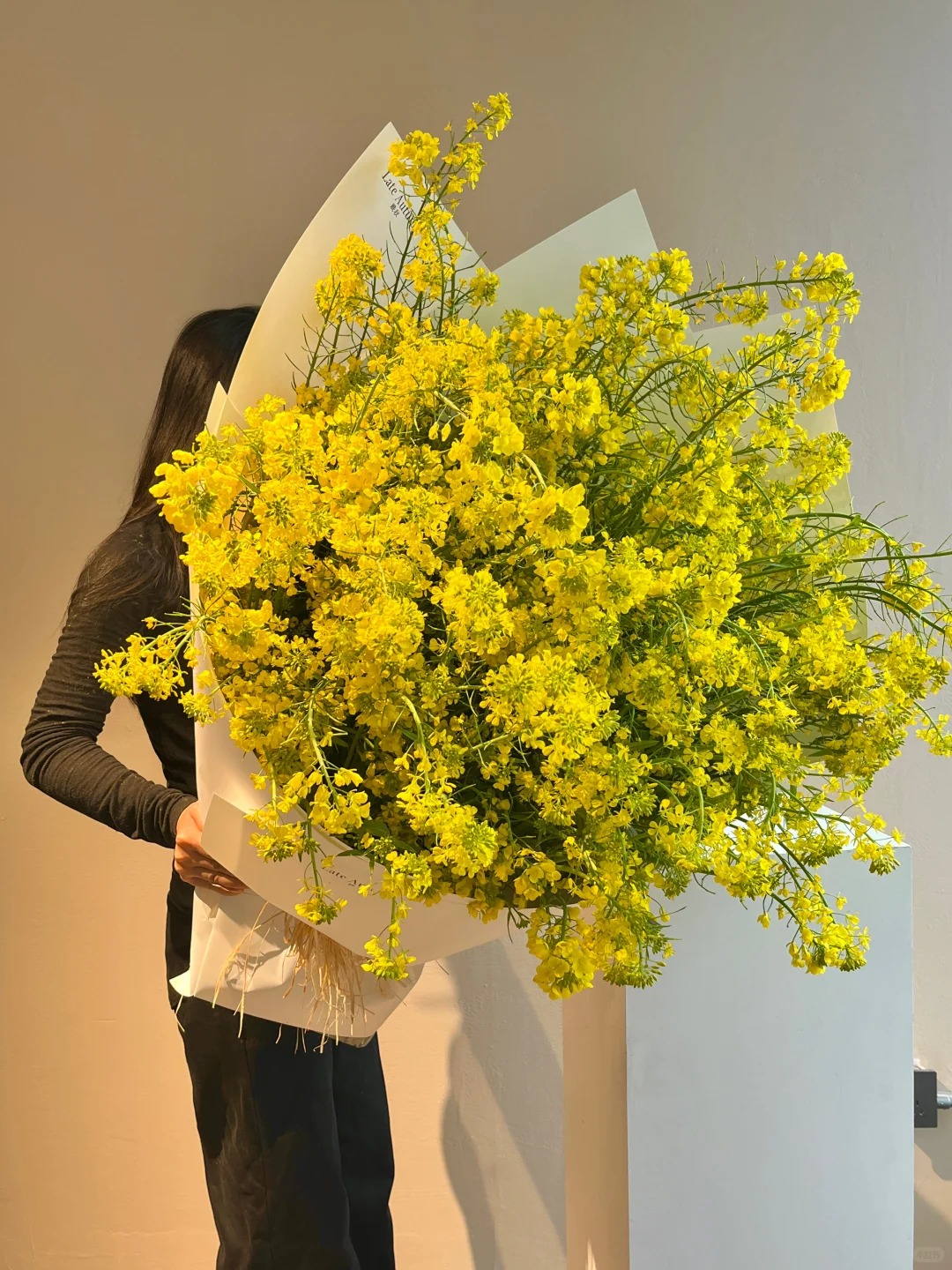 Th&aacute;ng 3 rước lộc v&agrave;o nh&agrave;: Tr&agrave;o lưu cắm hoa cải v&agrave;ng gi&uacute;p kh&ocirc;ng gian bừng s&aacute;ng, gom hết b&igrave;nh y&ecirc;n tuổi thơ v&agrave;o một g&oacute;c ph&ograve;ng- Ảnh 3.