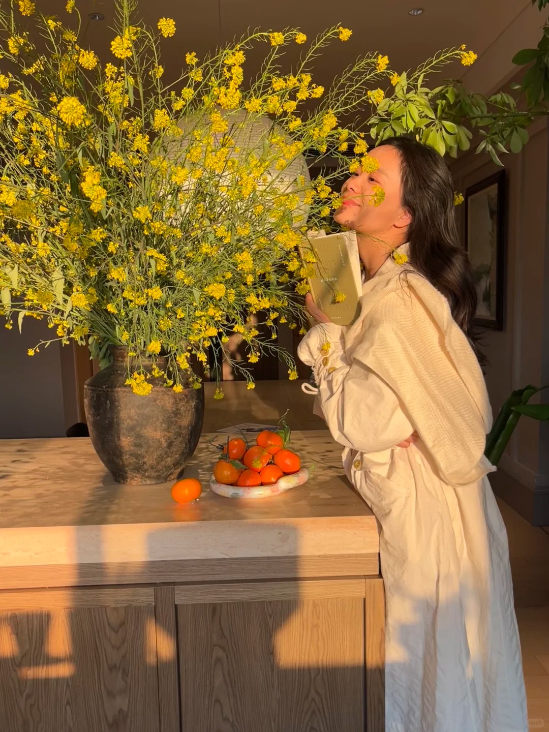 Th&aacute;ng 3 rước lộc v&agrave;o nh&agrave;: Tr&agrave;o lưu cắm hoa cải v&agrave;ng gi&uacute;p kh&ocirc;ng gian bừng s&aacute;ng, gom hết b&igrave;nh y&ecirc;n tuổi thơ v&agrave;o một g&oacute;c ph&ograve;ng- Ảnh 10.