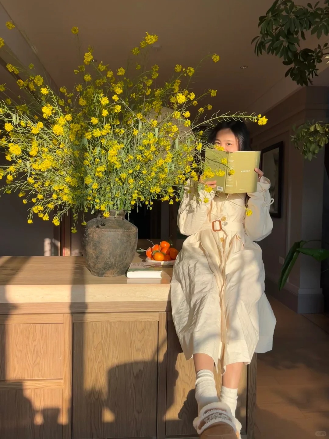 Th&aacute;ng 3 rước lộc v&agrave;o nh&agrave;: Tr&agrave;o lưu cắm hoa cải v&agrave;ng gi&uacute;p kh&ocirc;ng gian bừng s&aacute;ng, gom hết b&igrave;nh y&ecirc;n tuổi thơ v&agrave;o một g&oacute;c ph&ograve;ng- Ảnh 11.