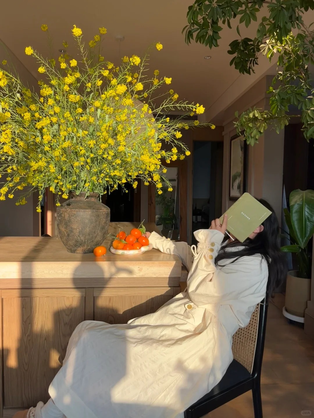 Th&aacute;ng 3 rước lộc v&agrave;o nh&agrave;: Tr&agrave;o lưu cắm hoa cải v&agrave;ng gi&uacute;p kh&ocirc;ng gian bừng s&aacute;ng, gom hết b&igrave;nh y&ecirc;n tuổi thơ v&agrave;o một g&oacute;c ph&ograve;ng- Ảnh 12.