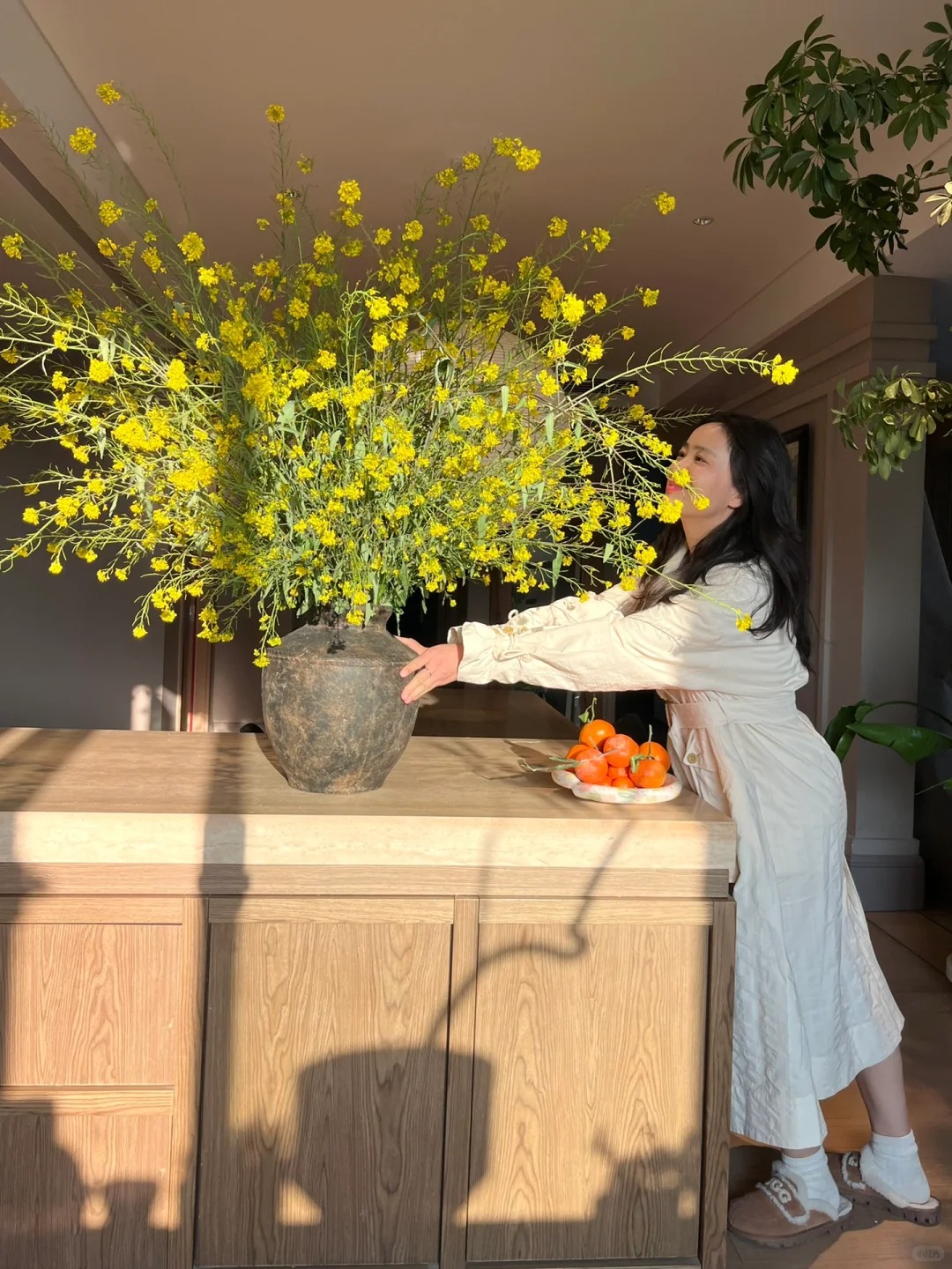 Th&aacute;ng 3 rước lộc v&agrave;o nh&agrave;: Tr&agrave;o lưu cắm hoa cải v&agrave;ng gi&uacute;p kh&ocirc;ng gian bừng s&aacute;ng, gom hết b&igrave;nh y&ecirc;n tuổi thơ v&agrave;o một g&oacute;c ph&ograve;ng- Ảnh 14.