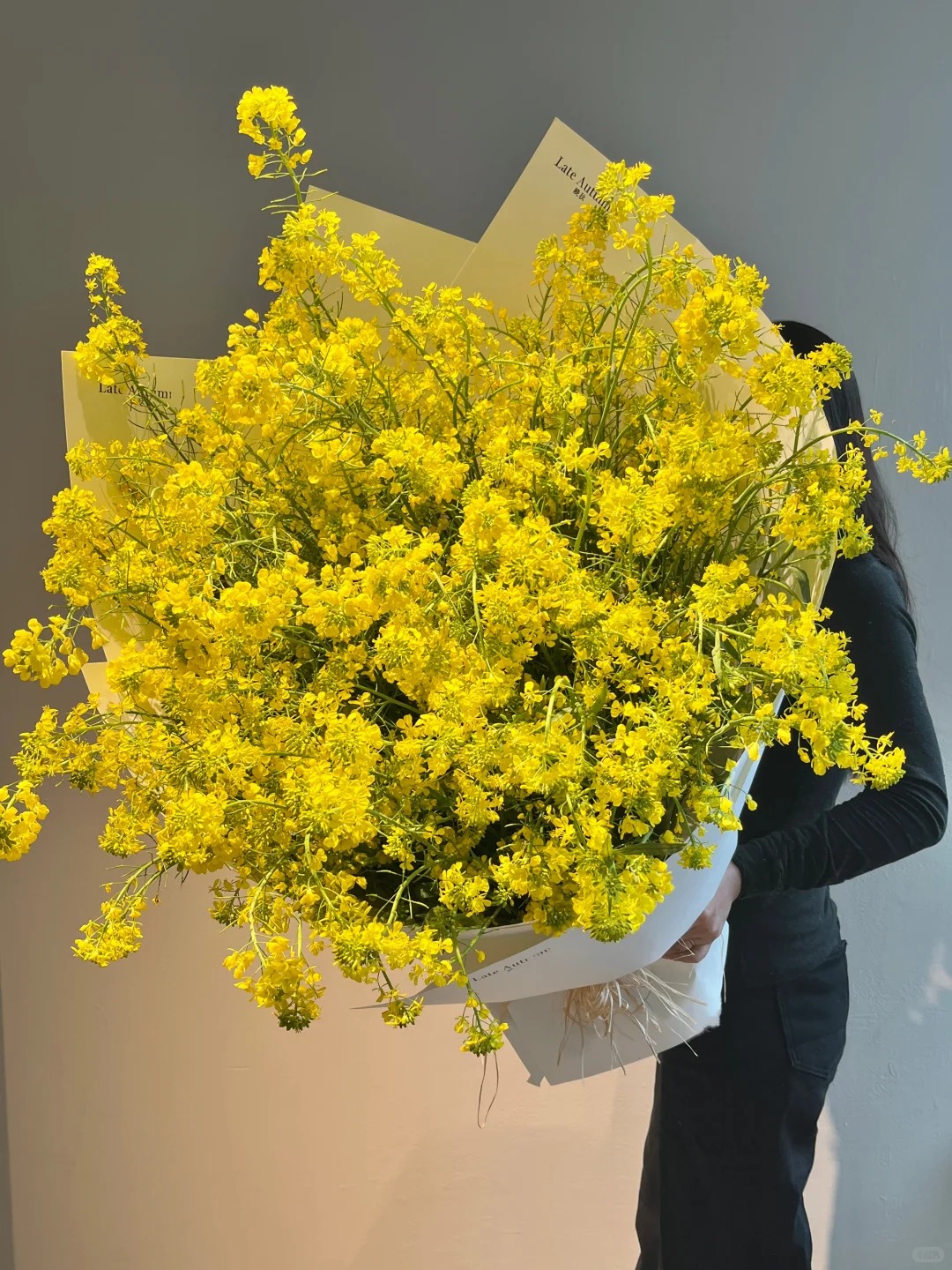 Th&aacute;ng 3 rước lộc v&agrave;o nh&agrave;: Tr&agrave;o lưu cắm hoa cải v&agrave;ng gi&uacute;p kh&ocirc;ng gian bừng s&aacute;ng, gom hết b&igrave;nh y&ecirc;n tuổi thơ v&agrave;o một g&oacute;c ph&ograve;ng- Ảnh 2.