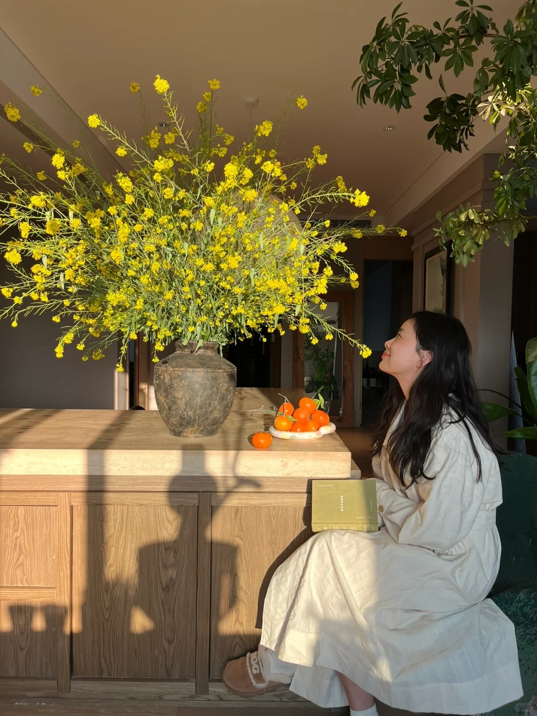 Th&aacute;ng 3 rước lộc v&agrave;o nh&agrave;: Tr&agrave;o lưu cắm hoa cải v&agrave;ng gi&uacute;p kh&ocirc;ng gian bừng s&aacute;ng, gom hết b&igrave;nh y&ecirc;n tuổi thơ v&agrave;o một g&oacute;c ph&ograve;ng- Ảnh 15.