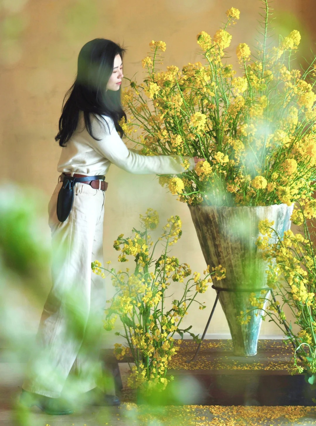 Th&aacute;ng 3 rước lộc v&agrave;o nh&agrave;: Tr&agrave;o lưu cắm hoa cải v&agrave;ng gi&uacute;p kh&ocirc;ng gian bừng s&aacute;ng, gom hết b&igrave;nh y&ecirc;n tuổi thơ v&agrave;o một g&oacute;c ph&ograve;ng- Ảnh 19.