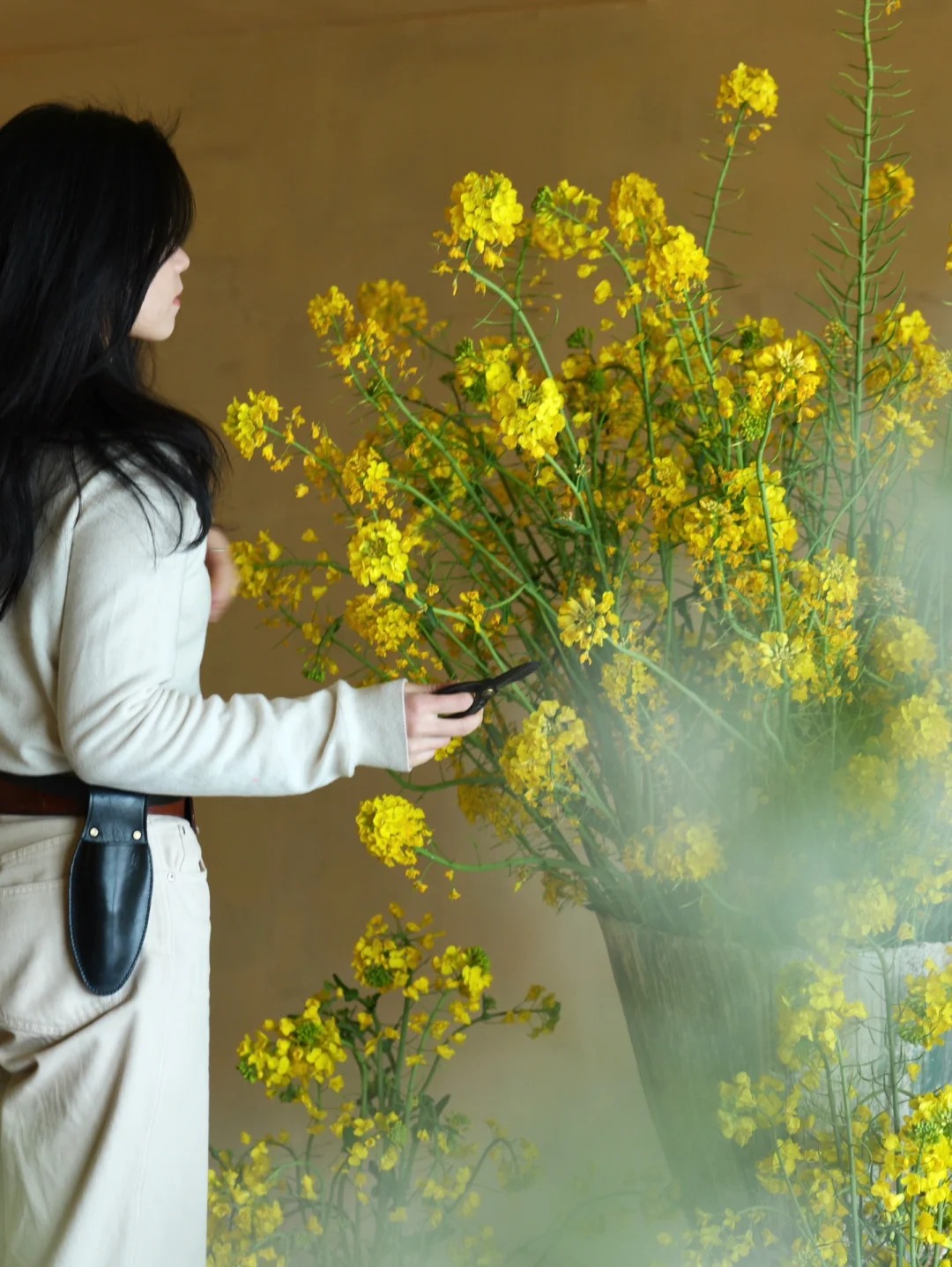 Th&aacute;ng 3 rước lộc v&agrave;o nh&agrave;: Tr&agrave;o lưu cắm hoa cải v&agrave;ng gi&uacute;p kh&ocirc;ng gian bừng s&aacute;ng, gom hết b&igrave;nh y&ecirc;n tuổi thơ v&agrave;o một g&oacute;c ph&ograve;ng- Ảnh 18.